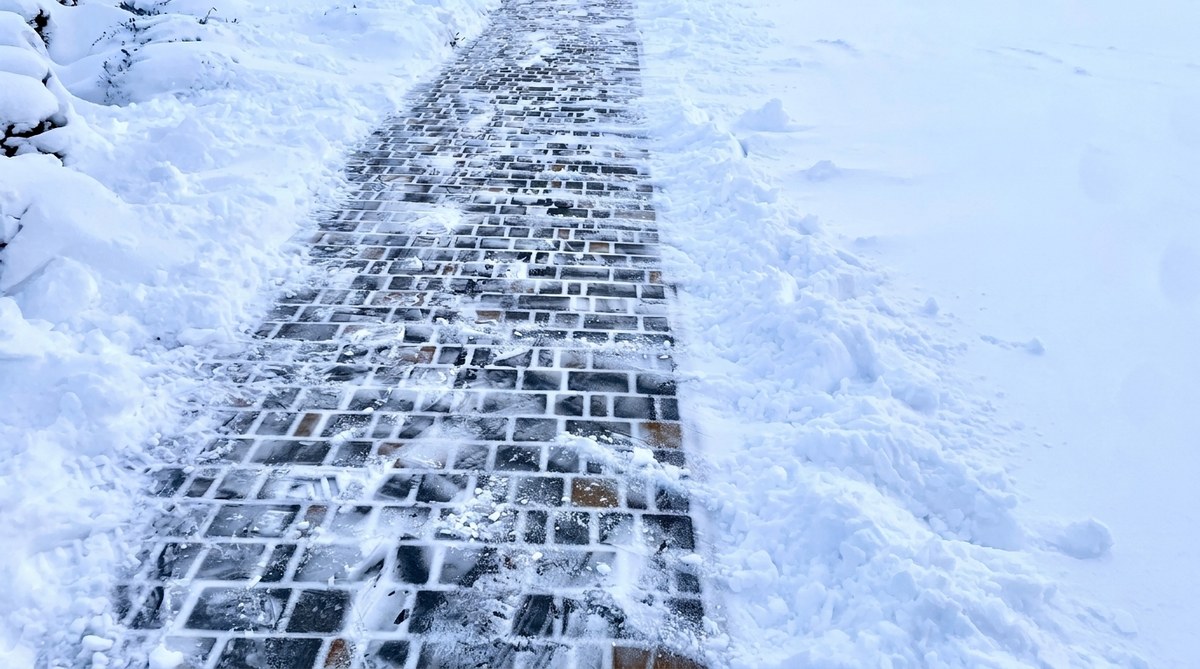 Geräumter Gehweg im Winter
